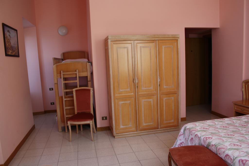 Hotel Vapore Торно Екстериор снимка